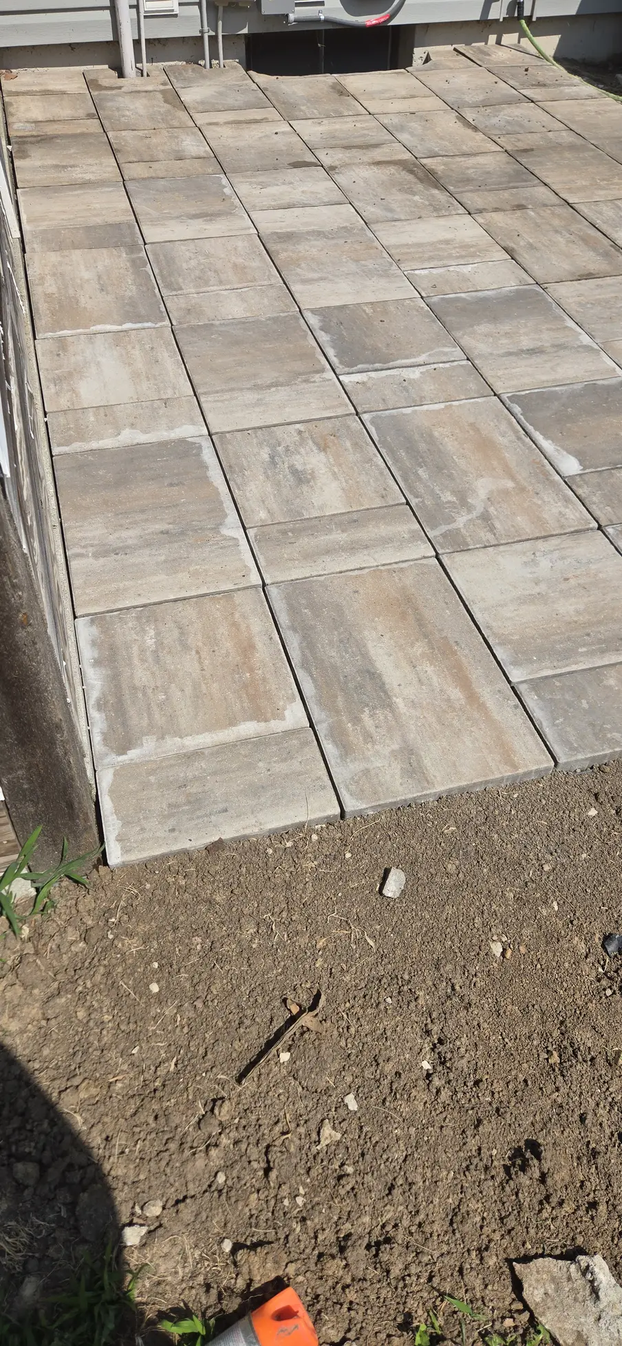 Close view of the Beacon Hill Flagstone paver pattern and edge